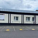 3 Bedroom 6 P Parking & Privat-entry *