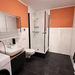 3 Bedroom 6 P Parking & Privat-entry