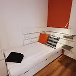 3 Bedroom 6 P Parking & Privat-entry *