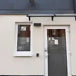 3 Bedroom 6 P Parking & Privat-entry *