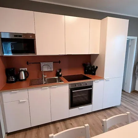 3 Bedroom 6 P Parking & Privat-entry *