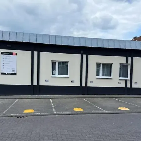 3 Bedroom 6 P Parking & Privat-entry *