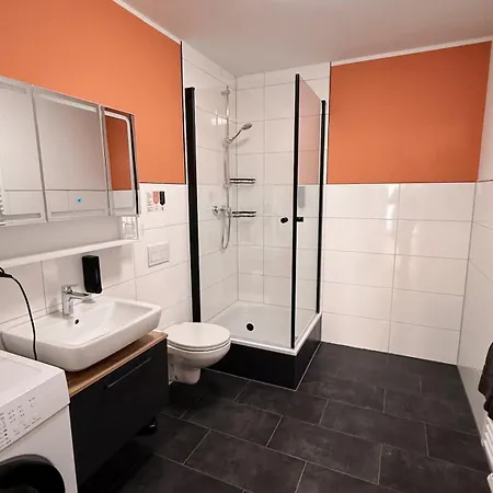 3 Bedroom 6 P Parking & Privat-entry
