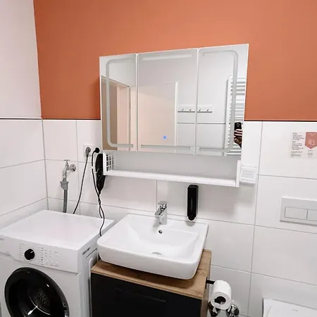 3 Bedroom 6 P Parking & Privat-entry Apartment *