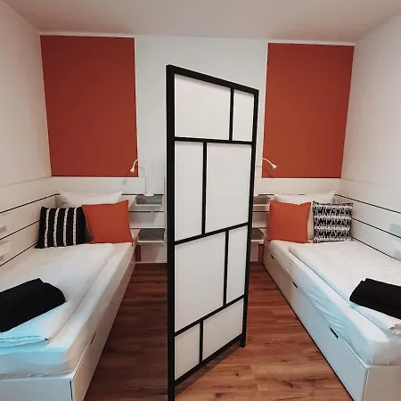 3 Bedroom 6 P Parking & Privat-entry Appartement *