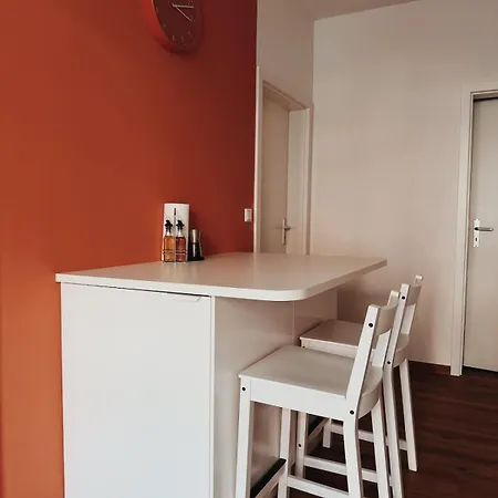3 Bedroom 6 P Parking & Privat-entry Apartment *