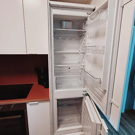 3 Bedroom 6 P Parking & Privat-entry Apartment