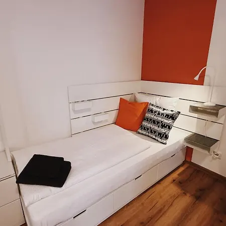 3 Bedroom 6 P Parking & Privat-entry *