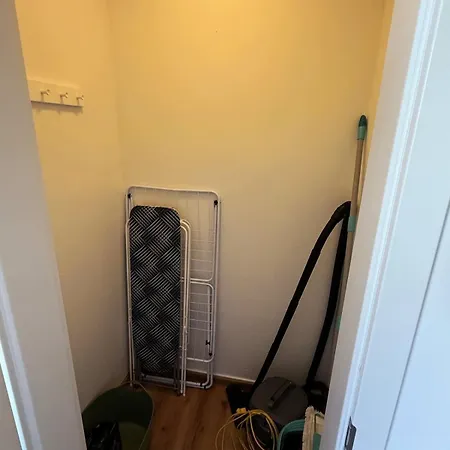 Apartment 3 Bedroom 6 P Parking & Privat-entry *