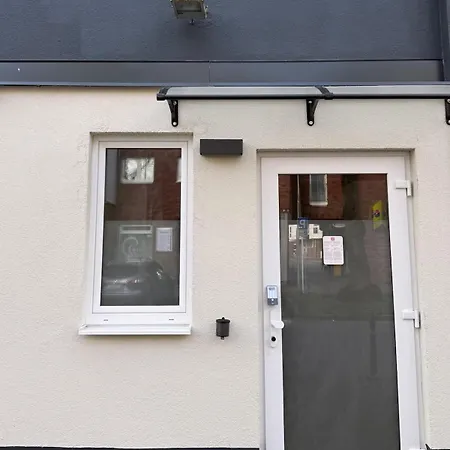 3 Bedroom 6 P Parking & Privat-entry *