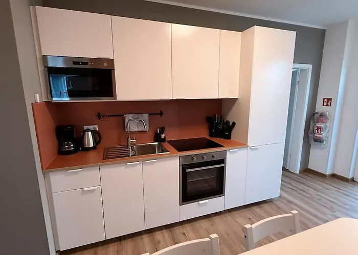 3 Bedroom 6 P Parking & Privat-entry *
