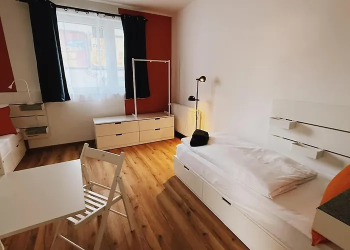 3 Bedroom 6 P Parking & Privat-entry