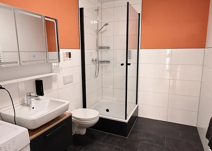3 Bedroom 6 P Parking & Privat-entry