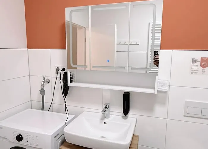 3 Bedroom 6 P Parking & Privat-entry Appartement *