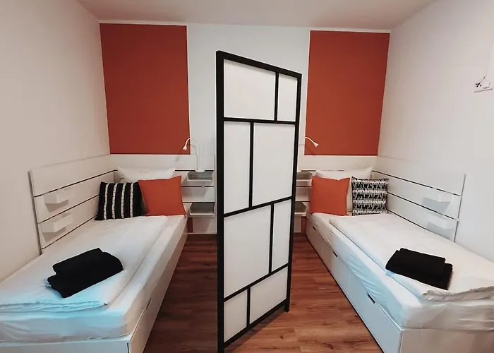 3 Bedroom 6 P Parking & Privat-entry Appartement *