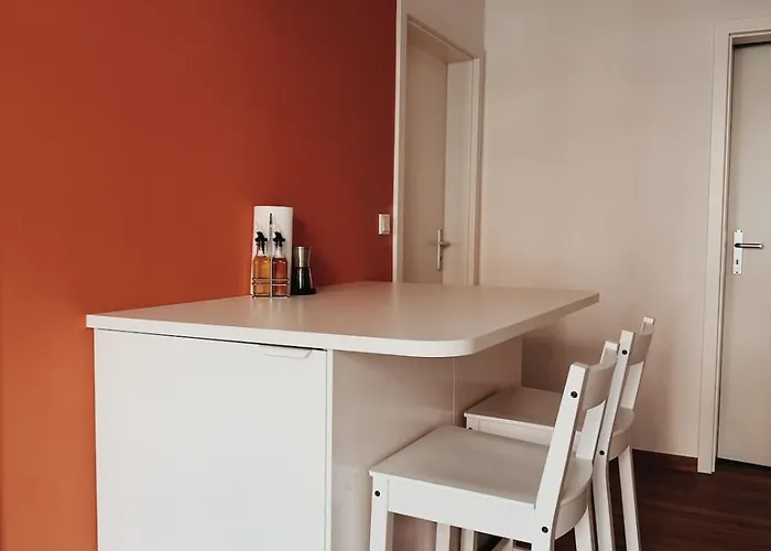 3 Bedroom 6 P Parking & Privat-entry Appartement *