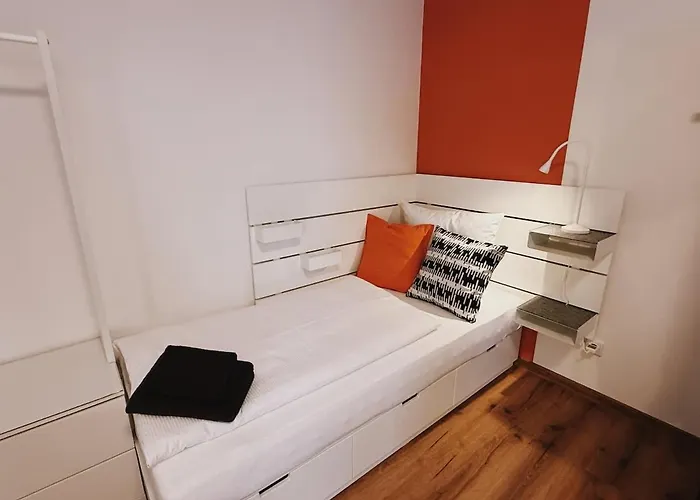 3 Bedroom 6 P Parking & Privat-entry *