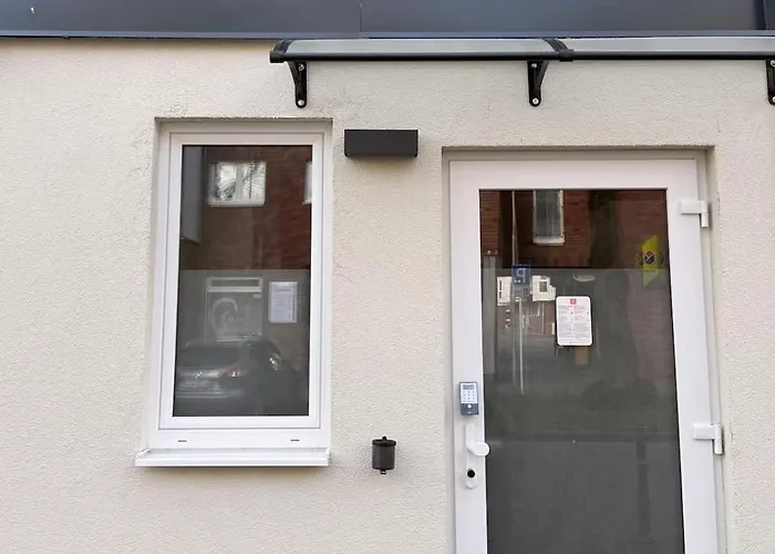 3 Bedroom 6 P Parking & Privat-entry *